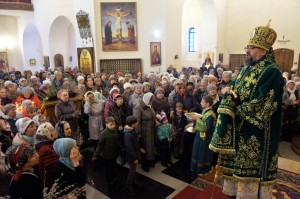 В праздник Входа Господня во Иерусалим епископ Никанор совершил Литургию в Крестовоздвиженском соборе Лесосибирска 